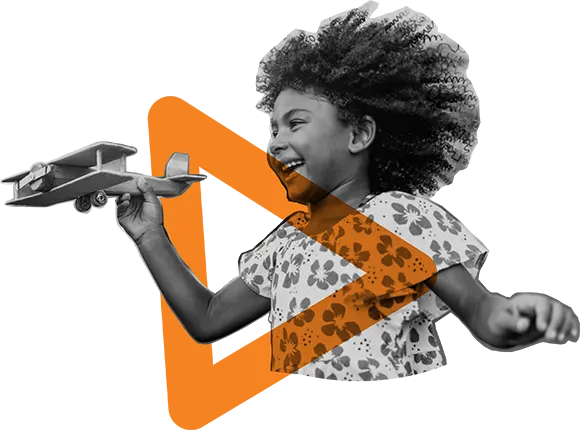 Foto em branco e preto de uma menina negra. Ela sorri e brinca com um avião de madeira. Em torno dela, há um elemento gráfico triangular na cor laranja.