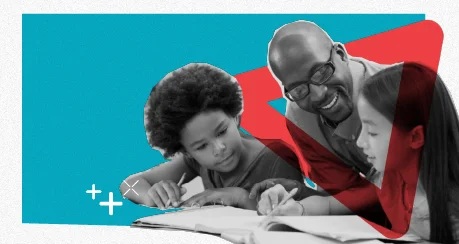 Colagem de um professor negro dando aula a duas crianças, uma negra e uma branca. Eles olham para um caderno que está aberto em uma mesa.